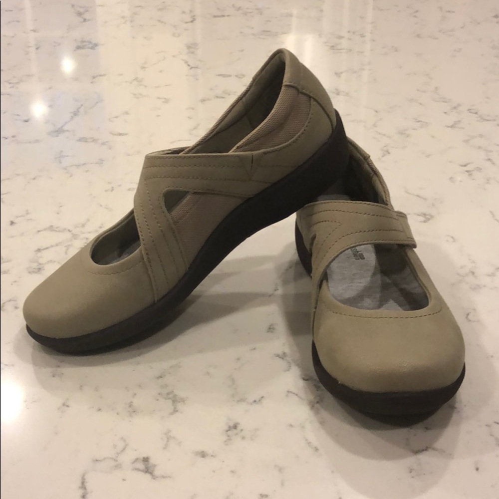 Clarks Sillian Bella Cloudsteppers in Sand